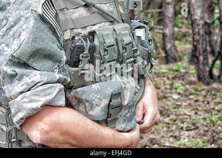 US Army soldier indossando la sua armatura camicia Foto Stock