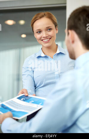 Gruppo di imprenditori sorridente riunione in ufficio Foto Stock