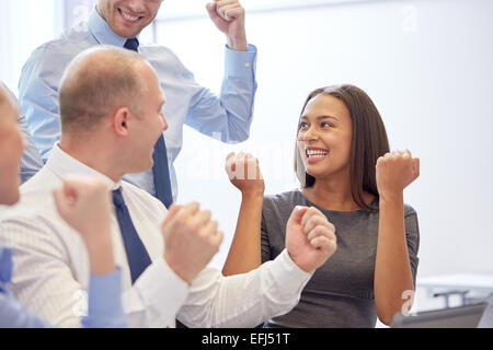 Sorridente la gente di affari riunione in ufficio Foto Stock