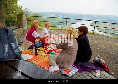 Le donne aventi un picnic sulla sommità del Erpeler Ley, Erpel, Reno, Renania-Palatinato, Germania, Europa Foto Stock