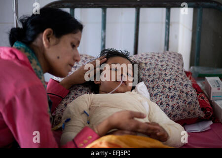 Dacca in Bangladesh. 05 feb 2015. Rupa 7 una delle vittime della benzina attentato alla bomba su un bus grida nel dolore come egli riceve il trattamento a Dhaka Medical College Hospital. Gli utenti malintenzionati grezzo ha gettato bombe fuoco a un pranzo bus mercoledì, l'incidente accaduto nella zona di Gazipur. Il firebombing era riportato sul Gazipur circa 20.30 in mezzo il continuo BNP blocco dei trasporti su tutto il territorio nazionale e di sciopero. Cinque passeggeri tra cui due bambini sono stati feriti; tutti loro furono bruciati in mezzo a un nationwide strike chiamato dall'opposizione. Credito: zakir hossain chowdhury zakir/Alamy Live News Foto Stock