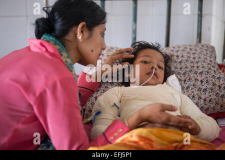 Dacca in Bangladesh. 05 feb 2015. Rupa 7 una delle vittime della benzina attentato alla bomba su un bus grida nel dolore come egli riceve il trattamento a Dhaka Medical College Hospital. Gli utenti malintenzionati grezzo ha gettato bombe fuoco a un pranzo bus mercoledì, l'incidente accaduto nella zona di Gazipur. Il firebombing era riportato sul Gazipur circa 20.30 in mezzo il continuo BNP blocco dei trasporti su tutto il territorio nazionale e di sciopero. Cinque passeggeri tra cui due bambini sono stati feriti; tutti loro furono bruciati in mezzo a un nationwide strike chiamato dall'opposizione. Credito: zakir hossain chowdhury zakir/Alamy Live News Foto Stock