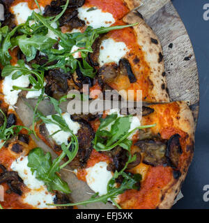 Carbonizzati melanzane, peperoni arrostiti pesto, mozzarella fresca e rucola pizza Foto Stock