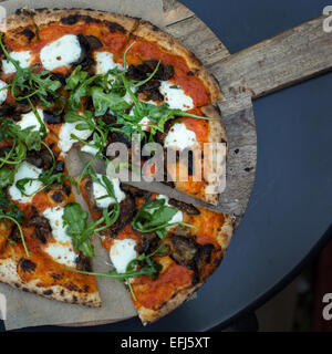 Carbonizzati melanzane, peperoni arrostiti pesto, mozzarella fresca e rucola pizza Foto Stock