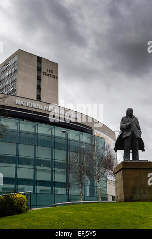 Una statua di Bradford-nato autore J.B. John Boynton JB Priestley al di fuori dei media nazionali Museum, NMM Bradford, Regno Unito. Foto Stock