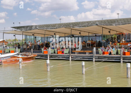 Café Mole West, Neusiedl am See, il lago di Neusiedl, Burgenland settentrionale, Burgenland, Austria Foto Stock