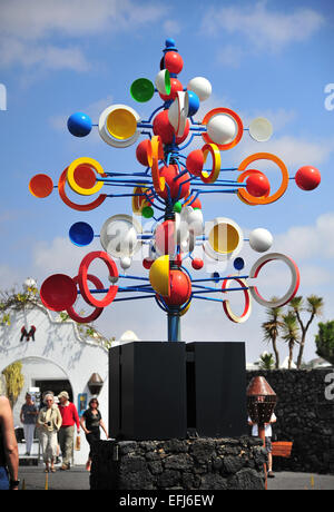 Wind chime fuori dell'entrata, Fundación César Manrique, Tahiche, Lanzarote, Isole Canarie, Spagna Foto Stock