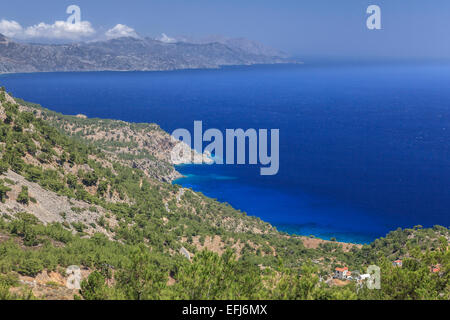 Costa, il mare blu, Karpathos, Dodecaneso, Egeo Meridionale, Grecia Foto Stock