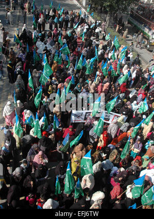 Lahore. 5 febbraio, 2015. I dimostranti frequentare il Kashmir 'solidarietà giorno " rally in Pakistan orientale di Lahore, Febbraio 5, 2015. Primo Ministro pakistano Nawaz Sharif ha detto giovedì il suo paese cerca di 'msignificativa e orientato al risultato del dialogo con l'India per la risoluzione delle questioni in sospeso. " Tuttavia l' ordine del giorno del dialogo Pakistan-India rimarrà inconcludenti senza inclusione del Kashmir controversia", ha raccontato i legislatori a Muzaffarabad, la capitale del Pakistan-Kashmir amministrato. © Sajjad/Xinhua/Alamy Live News Foto Stock