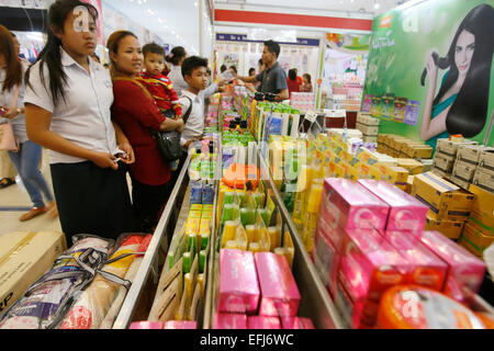 Phnom Penh Cambogia. 5 febbraio, 2015. La gente acquista presso un Thai trade exhibition in Phnom Penh Cambogia, Febbraio 5, 2015. Il volume degli scambi tra la Cambogia e la sua vicina Thailandia e rabboccato 5 miliardi di dollari nel 2014, un 11 per cento di aumento rispetto allo scorso anno di 4,5 miliardi di dollari, un cambogiano di commercio funzionario ha detto giovedì. © Phearum/Xinhua/Alamy Live News Foto Stock