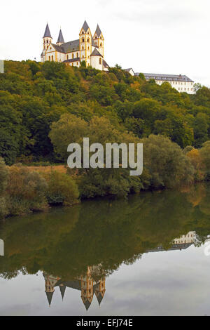 Arnstein abbey sopra il fiume Lahn vicino a Nassau, Westerwald, Renania-Palatinato, Germania, Europa Foto Stock