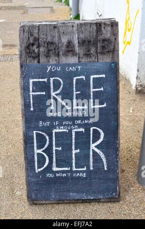 Un segno che figurano a offrire gratuitamente la birra presso la Cassa Brewery, Hackney Wick, East London, England, Regno Unito Foto Stock