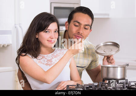 Felice coppia attraente cucinare insieme Foto Stock