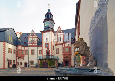 Weilburg castello cortile interno, fontana con Lion, ex residenza del conte di Nassau, Lahn, Weilburg, Westerwald, Taunu Foto Stock