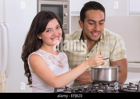 Felice coppia attraente cucinare insieme Foto Stock