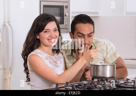 Felice coppia attraente cucinare insieme Foto Stock