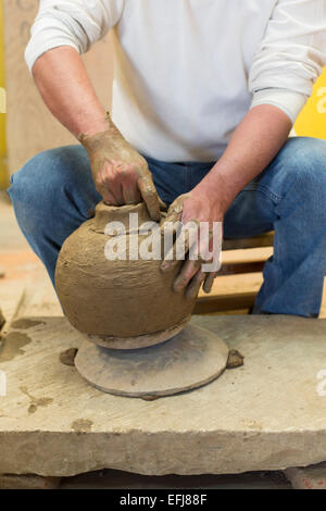 San Bartolo Coyotepec, Messico - Javier Nieto Castillo dimostra la realizzazione di ceramica nera a Doña Rosa studio. Foto Stock