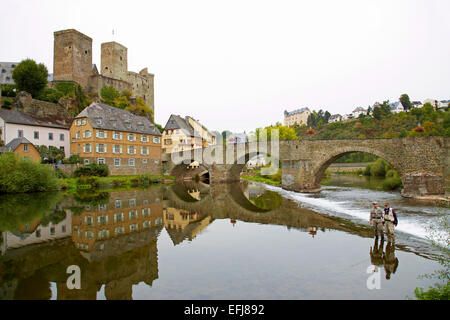 Il castello di Runkel e arco in pietra bridge, Runkel, Westerwald, Taunus, Hesse, Germania, Europa Foto Stock