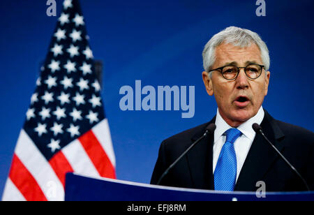 (150205) -- Bruxelles, Febbraio 5, 2015 (Xinhua) -- il Segretario americano alla difesa Chuck Hagel parla durante una conferenza stampa presso la sede della NATO a Bruxelles, la capitale del Belgio, Febbraio 5, 2014. Ministri della difesa della NATO si sono riuniti qui il giovedì per discutere l'attuazione della predisposizione del piano di azione e la crisi in Ucraina. (Xinhua/Zhou Lei) Foto Stock