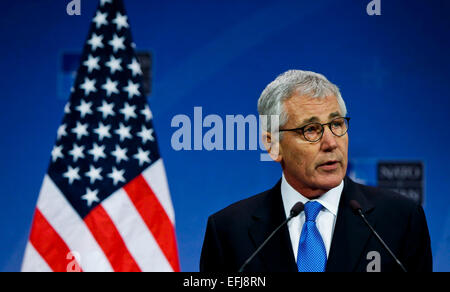 (150205) -- Bruxelles, Febbraio 5, 2015 (Xinhua) -- il Segretario americano alla difesa Chuck Hagel parla durante una conferenza stampa presso la sede della NATO a Bruxelles, la capitale del Belgio, Febbraio 5, 2014. Ministri della difesa della NATO si sono riuniti qui il giovedì per discutere l'attuazione della predisposizione del piano di azione e la crisi in Ucraina. (Xinhua/Zhou Lei) Foto Stock