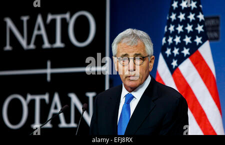 (150205) -- Bruxelles, Febbraio 5, 2015 (Xinhua) -- il Segretario americano alla difesa Chuck Hagel parla durante una conferenza stampa presso la sede della NATO a Bruxelles, la capitale del Belgio, Febbraio 5, 2014. Ministri della difesa della NATO si sono riuniti qui il giovedì per discutere l'attuazione della predisposizione del piano di azione e la crisi in Ucraina. (Xinhua/Zhou Lei) Foto Stock