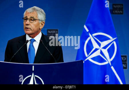 (150205) -- Bruxelles, Febbraio 5, 2015 (Xinhua) -- il Segretario americano alla difesa Chuck Hagel parla durante una conferenza stampa presso la sede della NATO a Bruxelles, la capitale del Belgio, Febbraio 5, 2014. Ministri della difesa della NATO si sono riuniti qui il giovedì per discutere l'attuazione della predisposizione del piano di azione e la crisi in Ucraina. (Xinhua/Zhou Lei) Foto Stock