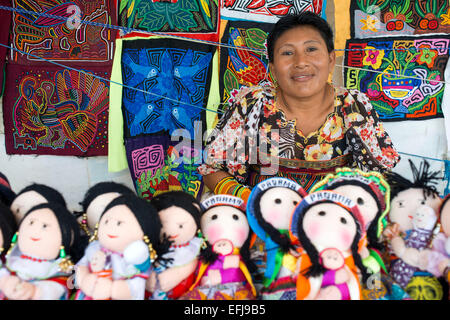 La Kuna le donne a vendere il loro molas ai turisti. Panama City Casco Viejo kuna indian tradizionali oggetti di artigianato venduti da kuna tr Foto Stock