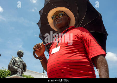 Un uomo a piedi intorno all Obelisco con il francese gallo sulla Plaza de Francia Square nella Città di Panama, Panama America centrale. Francese Foto Stock