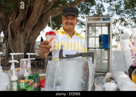 PANAMA CITY, PANAMA - Venditore per la vendita di frutta aromatizzate con ghiaccio e rasata, noto come raspado. Radere il ghiaccio è una grande famiglia di ghiaccio-base de Foto Stock