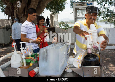 PANAMA CITY, PANAMA - Venditore per la vendita di frutta aromatizzate con ghiaccio e rasata, noto come raspado. Radere il ghiaccio è una grande famiglia di ghiaccio-base de Foto Stock