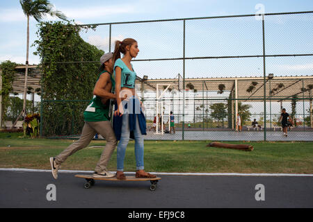 Gli amanti dei pattinatori di adolescenti in zona verde nella cinta Costera Oceano Pacifico circonvallazione costiera Bahia de Panama parco lineare seawall skylin Foto Stock