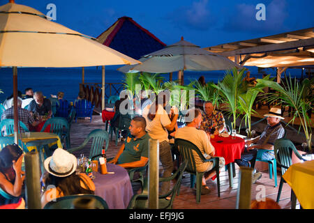 Panama, Bocas del Toro Provincia, Isola del colon (Isla Colon), Main Street. Bocas del Toro, Panama di notte. Ristoranti e hotel Foto Stock