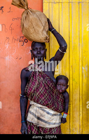 Ritratto di una donna e bambino dalla tribù dei Mursi, Jinka Città, Valle dell'Omo, Etiopia Foto Stock