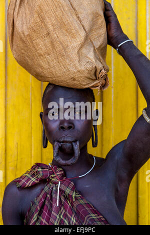 Ritratto di una donna della tribù dei Mursi, Jinka Città, Valle dell'Omo, Etiopia Foto Stock