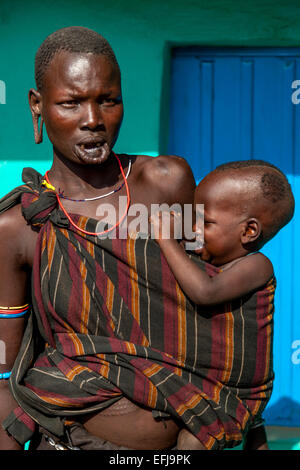 Ritratto di una donna e bambino dalla tribù dei Mursi, Jinka Città, Valle dell'Omo, Etiopia Foto Stock