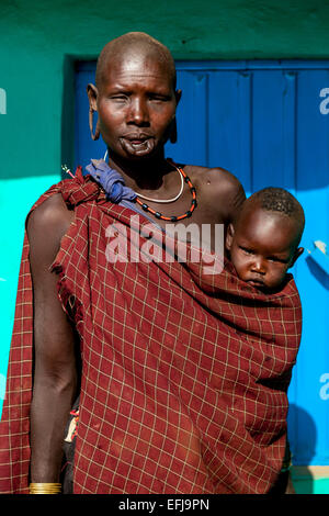 Ritratto di una donna e bambino dalla tribù dei Mursi, Jinka Città, Valle dell'Omo, Etiopia Foto Stock