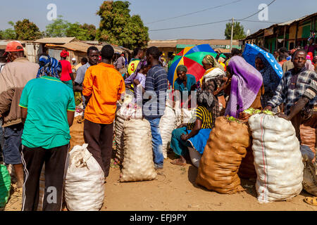 Il mercato del sabato in Jinka, Valle dell'Omo, Etiopia Foto Stock