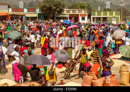 Il mercato del sabato in Jinka, Valle dell'Omo, Etiopia Foto Stock