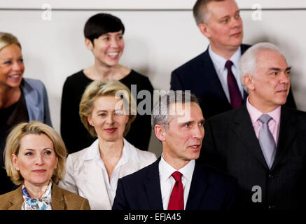 (150205) -- Bruxelles, Febbraio 5, 2015 (Xinhua) -- il Segretario generale della NATO Stoltenberg (3rd, R) attende con i ministri per il Segretario americano alla difesa Chuck Hagel per una foto di famiglia prima che i ministri della difesa NATO riunione presso la sede dell'Alleanza a Bruxelles, la capitale del Belgio, Febbraio 5, 2014. Ministri della difesa della NATO si sono riuniti qui il giovedì per discutere l'attuazione della predisposizione del piano di azione e la crisi in Ucraina. (Xinhua/Zhou Lei) Foto Stock