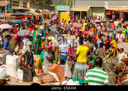 Il mercato del sabato in Jinka, Valle dell'Omo, Etiopia Foto Stock