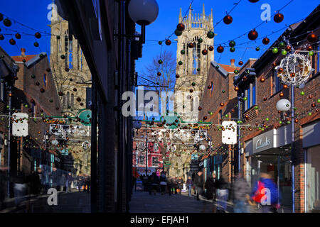 Christmas Shopper in Coppergate, York, North Yorkshire, Inghilterra, Regno Unito Foto Stock