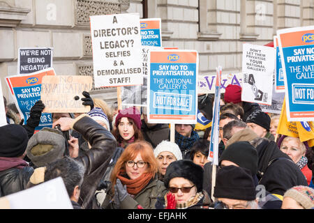 Londra, Regno Unito. 5 febbraio, 2015. Il personale presso la Galleria Nazionale di tenere un rally e marzo al Dipartimento per la cultura, Media & Sport come parte della loro azione di colpo. I 5 giorni di sciopero, in funzione dal 3 al 7 febbraio, è stato chiamato perché 400 gallery posti di assistente sono in procinto di essere appaltato a una società privata. Credito: Patricia Phillips/Alamy Live News Foto Stock