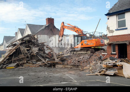 Aberystwyth, Wales, Regno Unito. 5 febbraio, 2015. Una nonna home è stata demolita per far posto a due giganti al dettaglio la costruzione di negozi in Aberystwyth. Enid Jones's house è stata presa dopo che essendo obbligatoria acquistati per costruire un supermercato Tesco e Marks & Spencer store su Gianfranco strada in città. Credito: Andrew chittock/Alamy Live News Foto Stock