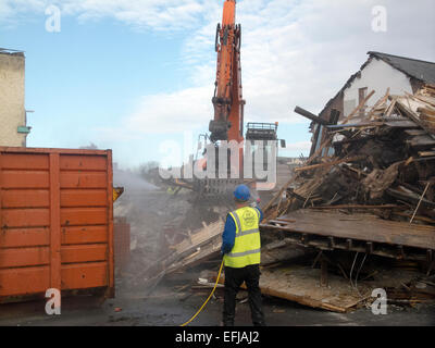 Aberystwyth, Wales, Regno Unito. 5 febbraio, 2015. Una nonna home è stata demolita per far posto a due giganti al dettaglio la costruzione di negozi in Aberystwyth. Enid Jones's house è stata presa dopo che essendo obbligatoria acquistati per costruire un supermercato Tesco e Marks & Spencer store su Gianfranco strada in città. Credito: Andrew chittock/Alamy Live News Foto Stock