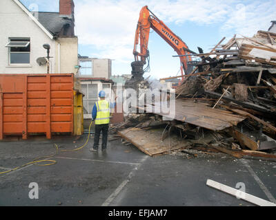 Aberystwyth, Wales, Regno Unito. 5 febbraio, 2015. Glydwr Rd Aberystwyth West Wales UK una nonna home è stata demolita per far posto a due giganti al dettaglio la costruzione di negozi in Aberystwyth. Enid Jones's house è stata presa dopo che essendo obbligatoria acquistati per costruire un supermercato Tesco e Marks & Spencer store su Gianfranco strada in città Credito: Andrew chittock/Alamy Live News Foto Stock