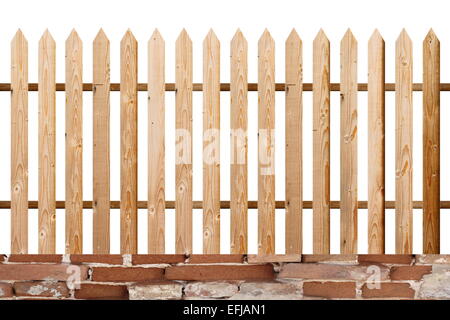 Legno di abete isolato semplice recinzione fatta da plance, aspetto rurale Foto Stock
