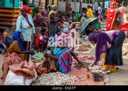 Il mercato del sabato in Jinka, Valle dell'Omo, Etiopia Foto Stock