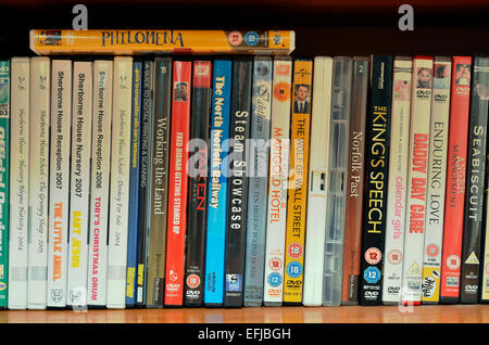 Un ripiano in possesso di una collezione esoterica del DVD. Foto Stock