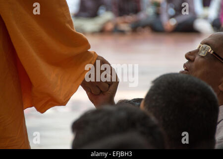 AHMEDABAD, Gujarat/India - 3 Marzo domenica 2013 : Pramukh Swami Maharaj proviene in pubblico per soddisfare i devoti di Swami Narayan nel tempio shahibaug, in Ahmedabad, India. Foto Stock