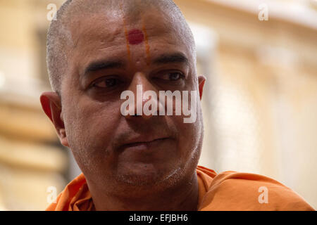AHMEDABAD, Gujarat/India - 3 Marzo domenica 2013 : Pramukh Swami Maharaj proviene in pubblico per soddisfare i devoti di Swami Narayan nel tempio shahibaug, in Ahmedabad, India. Foto Stock